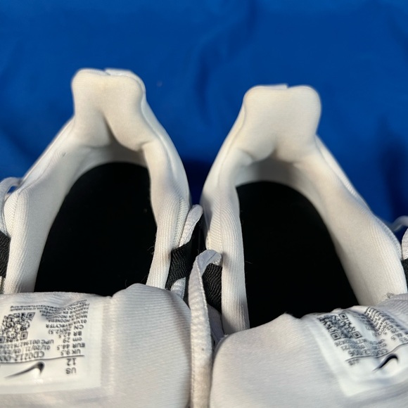 Women’s Size 12 Nike Running or Training Shoes - Picture 5 of 7